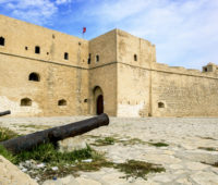 84096673-mahdia-tunisia-may-23-2017-la-forteresse-de-borj-el-kebir-à-mahdia